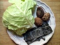 1、深夜食堂版芋头煮鱿鱼,制作高汤：干香菇洗净，放在温水中泡软、去蒂备用。昆布用干布擦去表面浮尘，然后剪成3片，每片约3cm宽，白色粉状不要洗掉，那才是海洋的精华。卷心菜洗净撕成大片。三种材料放入锅内，5-6碗水，泡香菇的水也可以算作水量加入，大火煮滚后小火煮40分钟。