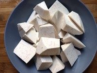 3、深夜食堂版芋头煮鱿鱼,芋头去皮切滚刀块，如有小小的圆芋头更好。