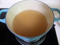 6、深夜食堂版芋头煮鱿鱼,可以看到烫过鱿鱼的汤比之前浓了。