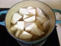 7、深夜食堂版芋头煮鱿鱼,加入芋头，大火煮滚后再小火煮8分钟。