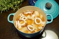 8、深夜食堂版芋头煮鱿鱼,加入鱿鱼、1勺生抽、一点白糖提鲜，煮滚即关火。