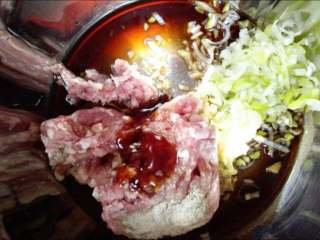 2、茼蒿馅饺子,猪五花肉选择三七肥瘦的，这样馅会比较香，肉剁碎，加入生抽、料酒、剁碎的葱花、姜末，胡椒粉，