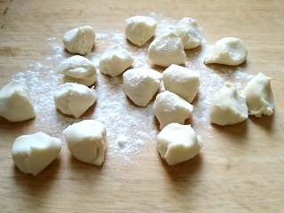 3、茼蒿馅饺子,饧好的面取出一块，搓成长条，揪成一个个大小适中的剂子，加干面粉防粘，搓圆，按扁。