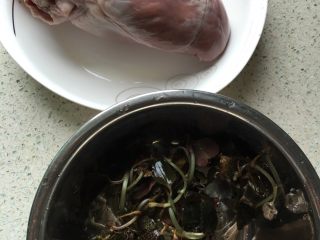 1、金线莲猪心汤,材料准备好。金线莲用清水浸泡,轻轻洗去根茎上的杂质。猪心切开一边,洗去里面的血块,把里面的筋膜剪掉,洗净备用。
