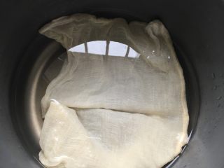 3、金线莲猪心汤,电饭煲里放入适量的清水,再放一块干净的纱布。放纱布是防止炖的时候炖盅和锅不会磕碰。