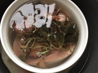 4、金线莲猪心汤,放入清水。我今天用的是隔水炖,不用电炖锅。用的是我家苏泊尔老式的电饭煲炖的。