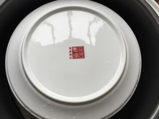 5、金线莲猪心汤,里边的炖盅加上盖,没合适的盖子,我直接拿个瓷盘盖上了。这样可以防止蒸汽滴入汤中。