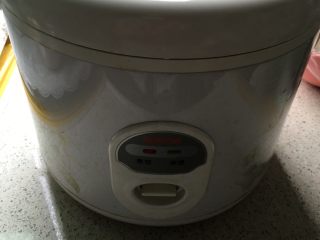 6、金线莲猪心汤,压煮饭键,炖上两小时。用电饭煲炖汤的好处就是水炖干自己就跳保温了。