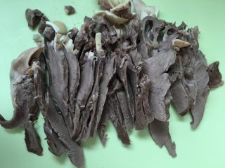 8、金线莲猪心汤,把猪心捞出放干净的砧板上切成薄片。
