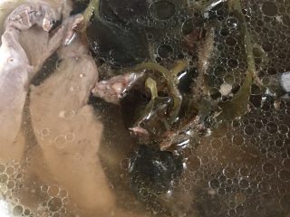 9、金线莲猪心汤,将猪心片放入汤中,加入适量的盐和少许的味精调味,即可使食用。