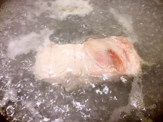 2、红烧肉,锅中水烧开，将五花肉放入锅中，煮约2分钟