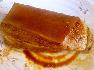 5、红烧肉,五花肉上抹上老抽上色