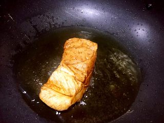 6、红烧肉,热锅注油，油烧至五成热，将肉皮朝下，炸约1分钟