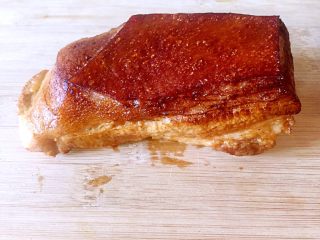 7、红烧肉,将五花肉从锅中取出，放在砧板上