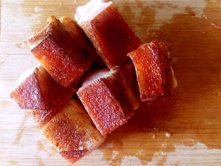 8、红烧肉,将五花肉改刀成小块