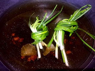 9、红烧肉,锅中留少许油，放入冰糖和红糖，加水，放入葱结，煮沸后，加料酒，盐和鸡粉