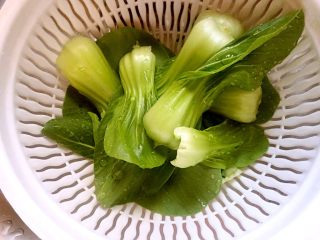 11、红烧肉,焖五花肉的同时，将青菜洗干净