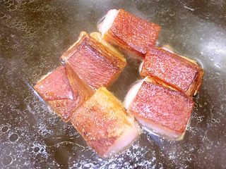 10、红烧肉,捞出葱结，放入切好块的五花肉，小火焖40分钟