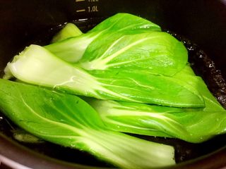 12、红烧肉,用另外一个锅，水煮沸，锅中放入盐，再放入青菜，煮到断生捞出