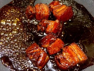 14、红烧肉,锅中放入老抽，转大火，进行大火收汁