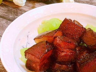 15、红烧肉,出锅装盘，青菜垫在下面，来张红烧肉细节图