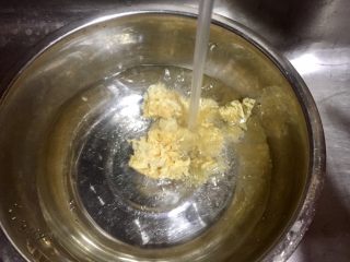 2、#吉祥年菜#金银满屋福满仓~椰香南瓜蒸银耳,银耳清水漂洗