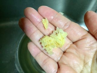 3、#吉祥年菜#金银满屋福满仓~椰香南瓜蒸银耳,银耳如有蒂请去掉，洗后浸泡在水里备用