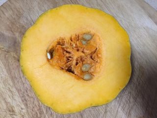 4、#吉祥年菜#金银满屋福满仓~椰香南瓜蒸银耳,南瓜去500左右