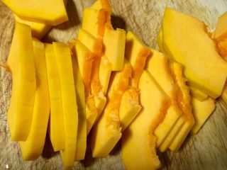 5、#吉祥年菜#金银满屋福满仓~椰香南瓜蒸银耳,南瓜去皮去瓤切片