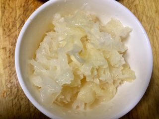 7、#吉祥年菜#金银满屋福满仓~椰香南瓜蒸银耳,捞出浸泡的银耳