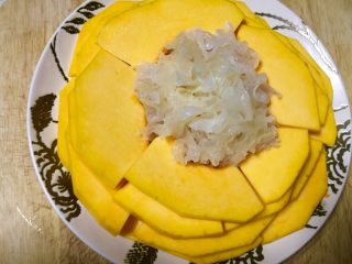 9、#吉祥年菜#金银满屋福满仓~椰香南瓜蒸银耳,银耳放完刚刚好