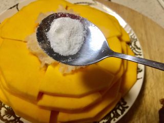 11、#吉祥年菜#金银满屋福满仓~椰香南瓜蒸银耳,舀上一勺撒在南瓜和银耳上