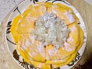 12、#吉祥年菜#金银满屋福满仓~椰香南瓜蒸银耳,舀上适量椰子粉撒在南瓜和银耳上，剩下的备用