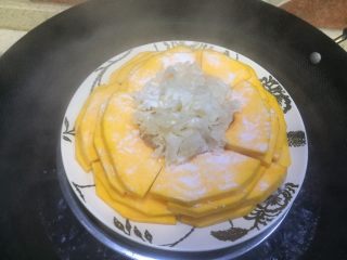 13、#吉祥年菜#金银满屋福满仓~椰香南瓜蒸银耳,锅里加入适量的水把南瓜入锅蒸