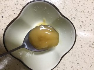 15、#吉祥年菜#金银满屋福满仓~椰香南瓜蒸银耳,下面我们准备糖汁，一勺蜂蜜