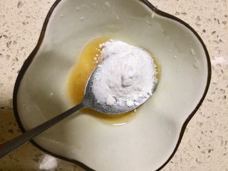 16、#吉祥年菜#金银满屋福满仓~椰香南瓜蒸银耳,再加入剩余的椰子粉，搅拌均匀