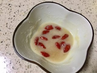 17、#吉祥年菜#金银满屋福满仓~椰香南瓜蒸银耳,再加入少许的枸杞，备用