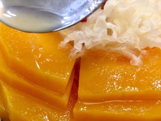 20、#吉祥年菜#金银满屋福满仓~椰香南瓜蒸银耳,南瓜上面也要淋上噢