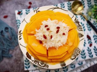 21、#吉祥年菜#金银满屋福满仓~椰香南瓜蒸银耳,算得上是餐桌上一道即靓丽又好吃的甜品