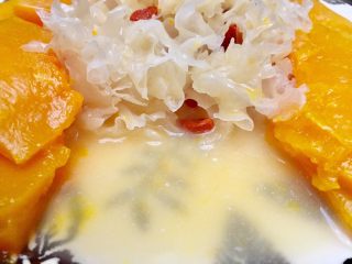 23、#吉祥年菜#金银满屋福满仓~椰香南瓜蒸银耳,还有浓郁椰香的蜜汁喝，我想在酒桌上一定比大鱼大肉更受欢迎！