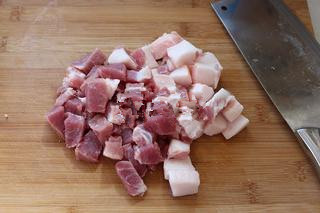 2、红烧狮子头,将猪后腿肉洗净，切小块；