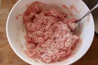 3、红烧狮子头,用料理机将猪肉搅成肉沫；