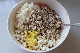 4、红烧狮子头,马蹄切沫、香菇切沫，豆腐切小丁，生姜切沫，跟肉沫一起拌匀，生姜可除肉腥味，加一点点味道就很好；