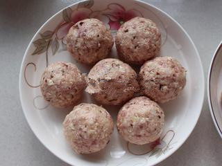 6、红烧狮子头,将肉沫团成大小合适的圆子；