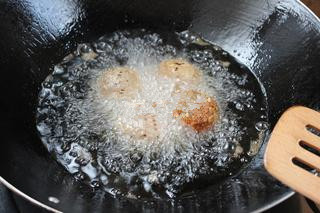 7、红烧狮子头,炒锅坐油，油热后下入做好的狮子头，小火炸至金黄，沥油捞出；