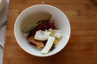 9、红烧狮子头,准备好红烧的料，八角、桂皮、香叶、生姜、辣椒和葱白；