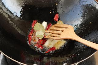 11、红烧狮子头,下入调料炒出香味；