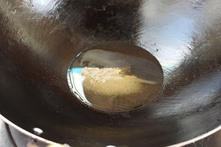 10、红烧狮子头,锅中坐油（我用的炸狮子头的油），冷锅下入糖，中火熬好糖；