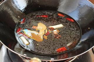 12、红烧狮子头,加水，加适量老抽；