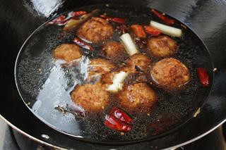 13、红烧狮子头,加入狮子头，大火烧开后改小火炖煮；